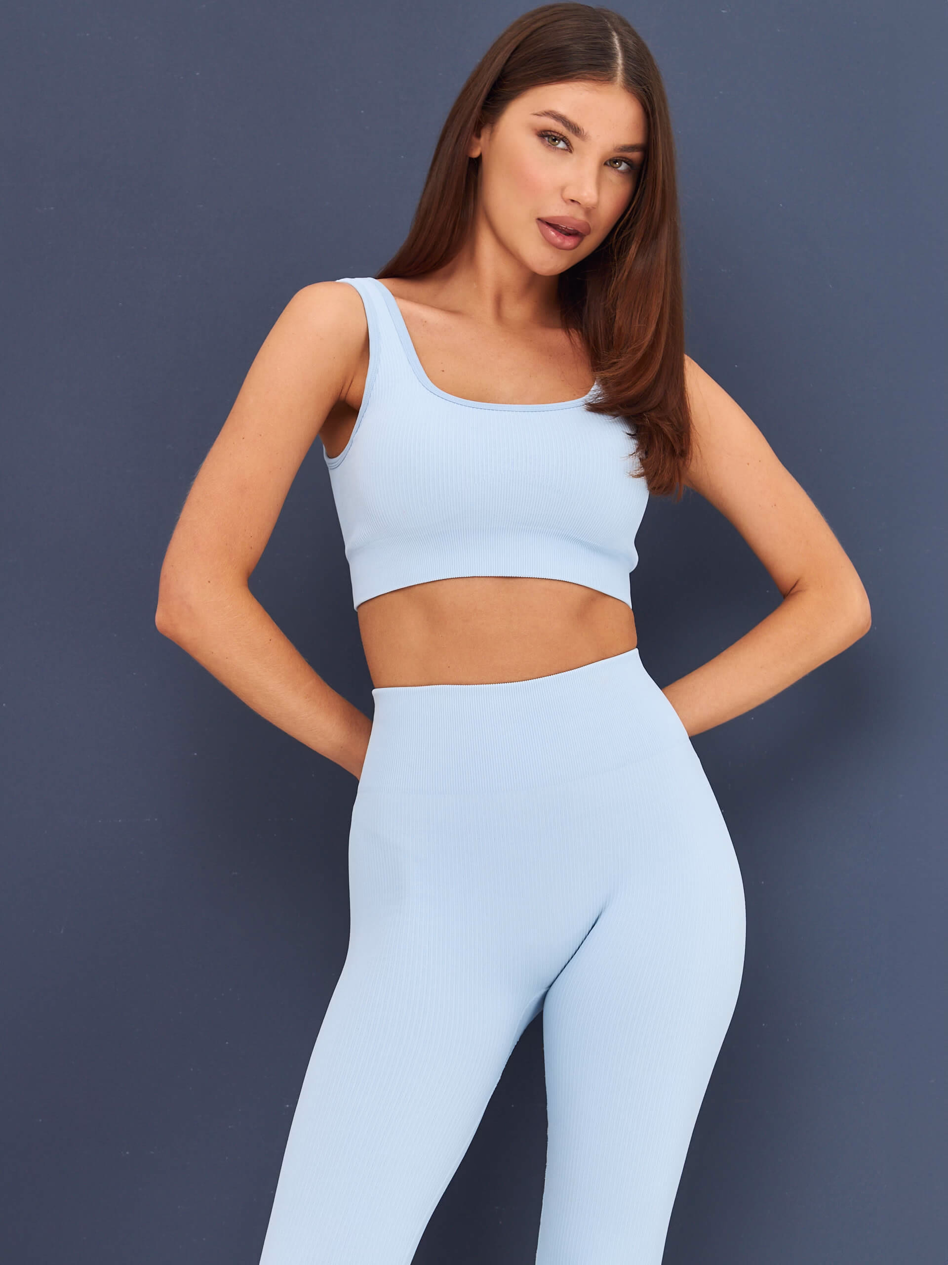 Стильный бесшовный комплект топ + леггинсы