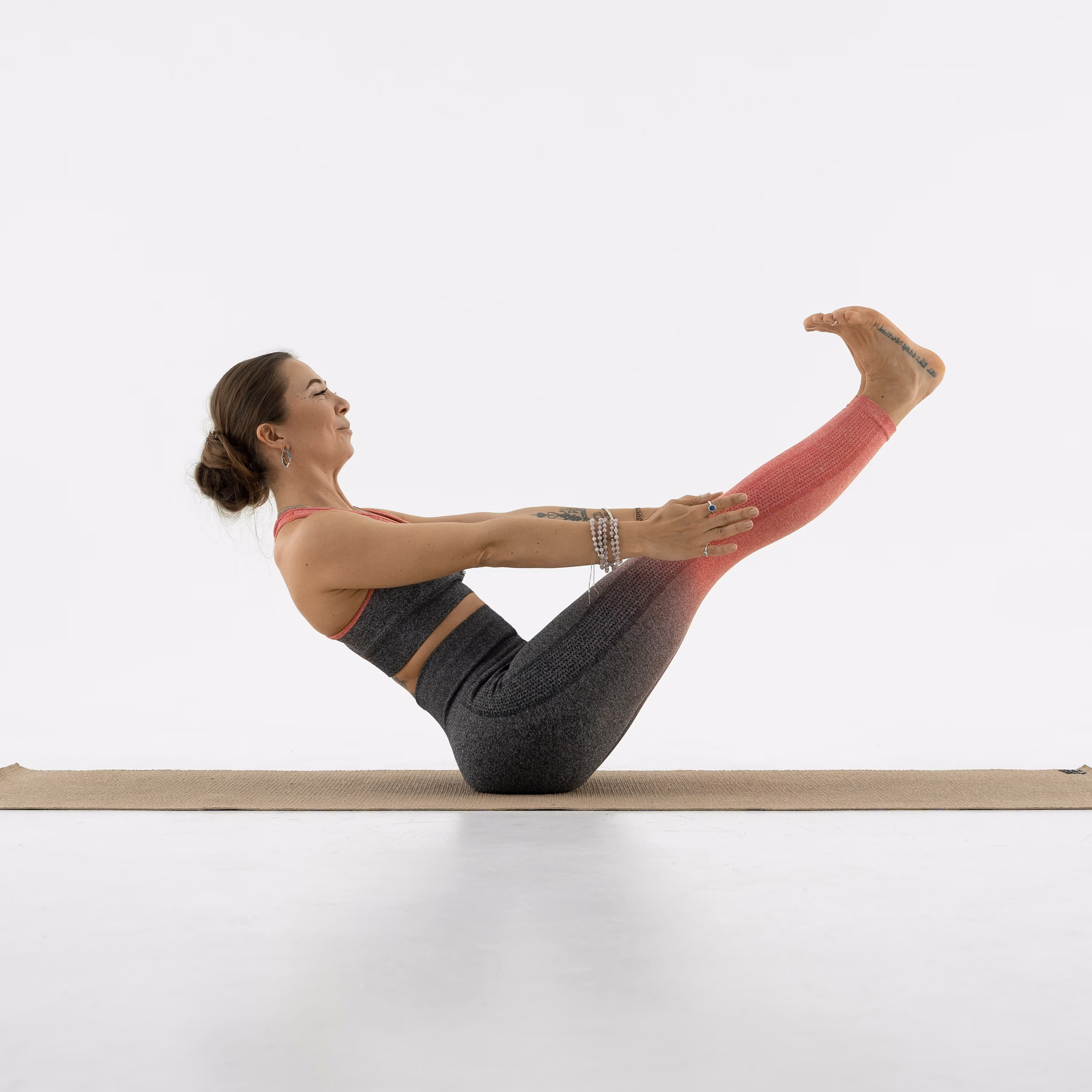 Поза Лодка (Навасана)