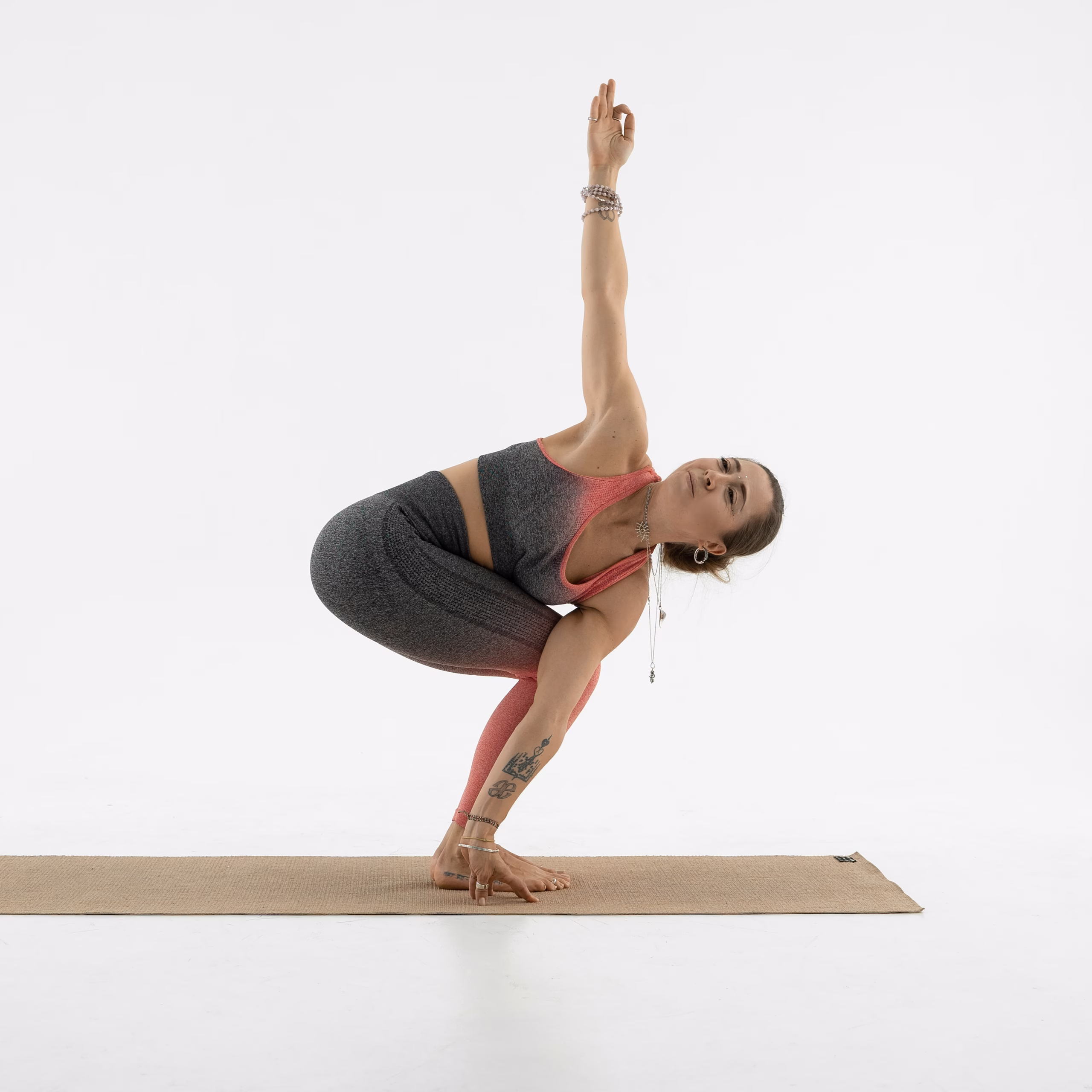 48. Паривритта уткатасана 3